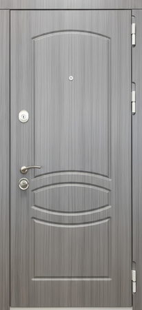 Входная квартирная дверь с отделкой из серых фрезерованных панелей МДФ